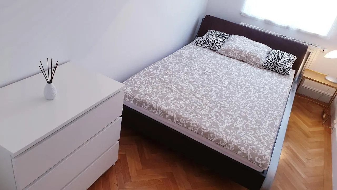 Wonderful 2-Bedroom Belvedere Apartment Vienna