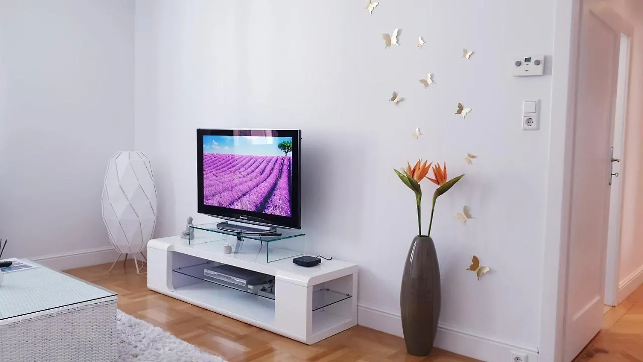 Wonderful 2-Bedroom Belvedere Apartment Wien 0*,  Österrike
