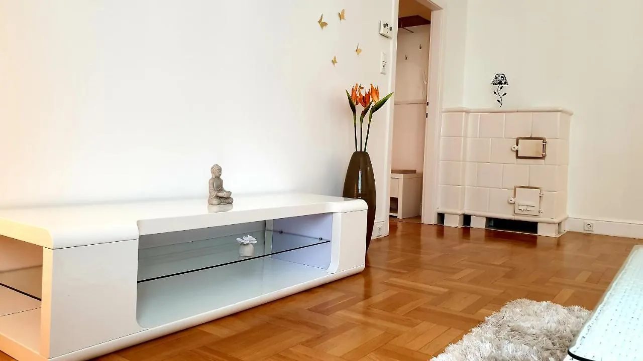 Wonderful 2-Bedroom Belvedere Apartment Vienna