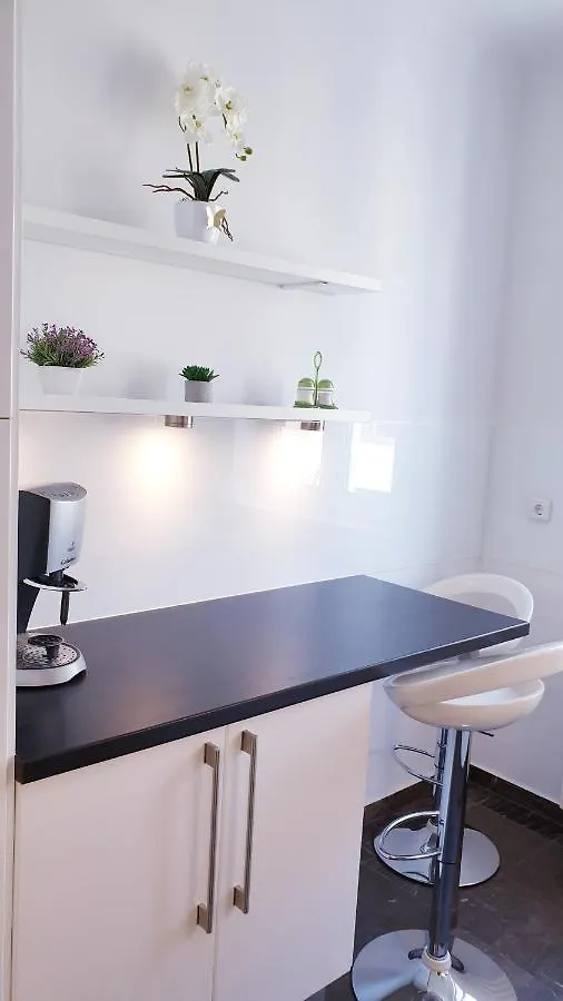 Wonderful 2-Bedroom Belvedere Apartment Vienna